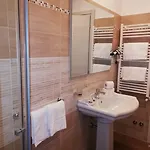 Garden's Elide בית הארחה 4*